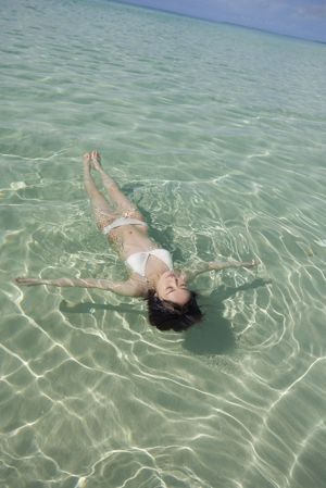 新婚少妇娇羞迎合_三男一女在公园玩高难度动作